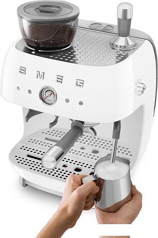 Рожковая помповая кофеварка Smeg EGF03WHEU