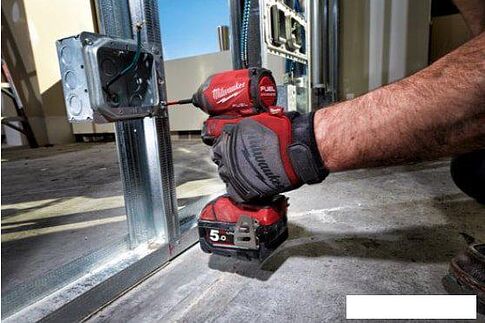 Винтоверт Milwaukee M18 FID2-0X 4933464088 (с 2-мя АКБ, кейс)