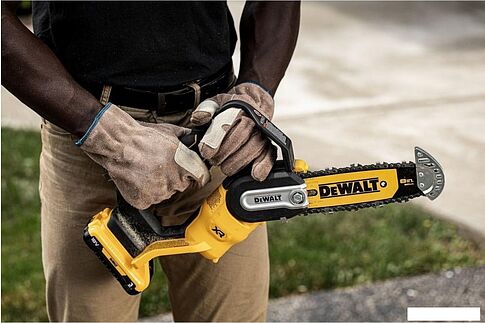Аккумуляторная пила DeWalt DCMPS520P1 (с 1-им АКБ)