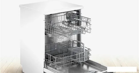 Отдельностоящая посудомоечная машина Bosch Serie 2 SMS23BW01T