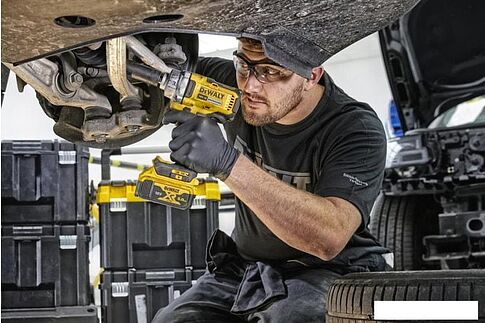 Гайковерт DeWalt DCF894P2-QW (с 2-мя АКБ, кейс)