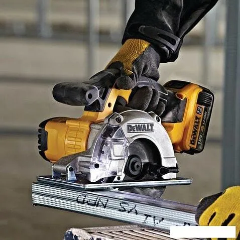 Дисковая (циркулярная) пила DeWalt DCS373N-XJ (без АКБ)