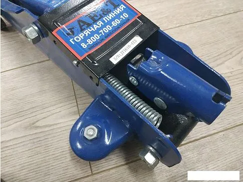 Подкатной домкрат AE&T T32010A 2т