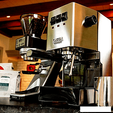Рожковая помповая кофеварка Gaggia Classic Evo Inox 9481/11 Рожковая помповая кофеварка Gaggia Classic Evo Inox 9481/11