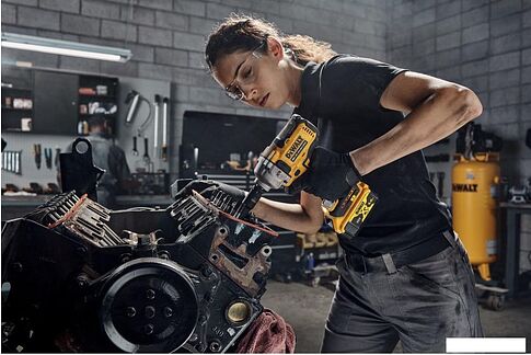 Гайковерт DeWalt DCF892NT (без АКБ, кейс)