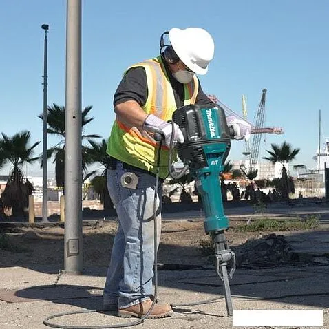 Отбойный молоток Makita HM1812