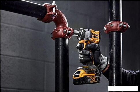 Гайковерт DeWalt DCF921D2T (с 2-мя АКБ, кейс)