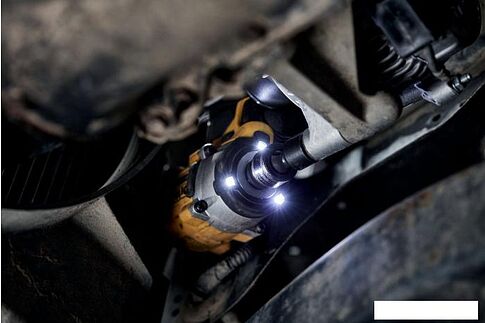 Гайковерт DeWalt DCF922P2T (с 2-мя АКБ, кейс)