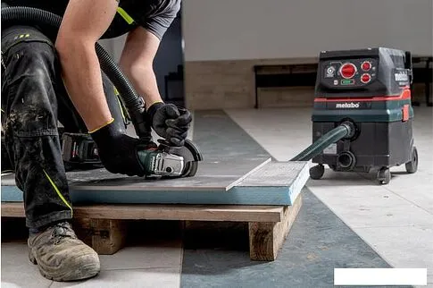 Угловая шлифмашина Metabo W 18 L 9-125 602247510 (с 2-мя АКБ, кейс)