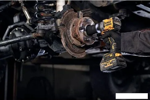 Гайковерт DeWalt DCF921D2T (с 2-мя АКБ, кейс)