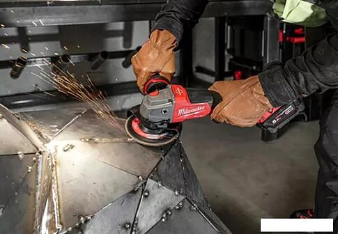 Угловая шлифмашина Milwaukee M18 ONEFSAG 125XPDB-502X Fuel 4933478435 (с 2-мя АКБ)