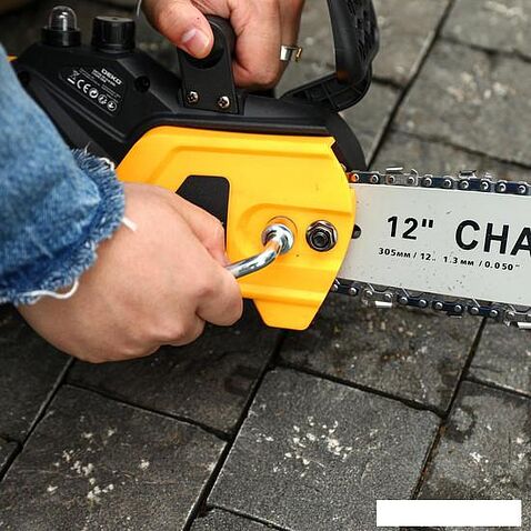 Аккумуляторная пила Deko DKCHS 20 083-2001 (с 2-мя АКБ, кейс)