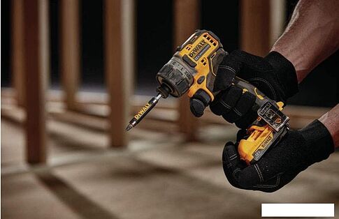 Винтоверт DeWalt DCF601D2-QW (с 2-мя АКБ, кейс)