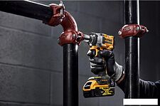Гайковерт DeWalt DCF922P2T (с 2-мя АКБ, кейс)