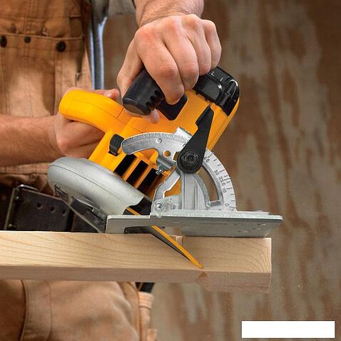 Дисковая пила DeWalt DWE575K