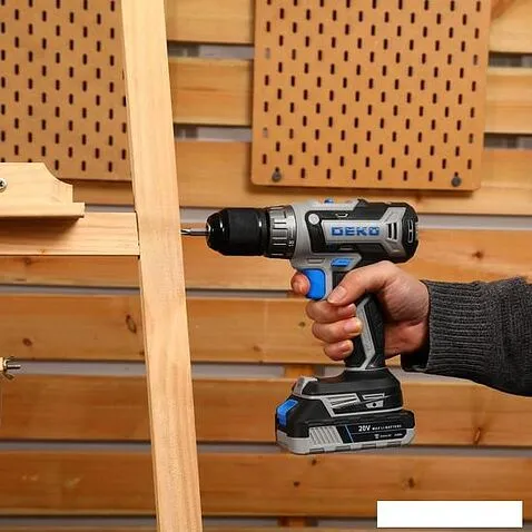 Дрель-шуруповерт Deko DKCD20V PRO 080-1001 (с 2-мя АКБ, кейс, оснастка)