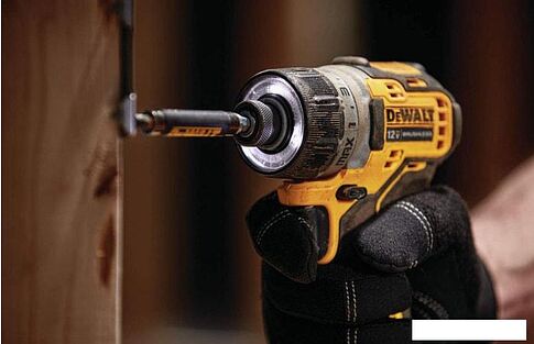 Винтоверт DeWalt DCF601D2-QW (с 2-мя АКБ, кейс)