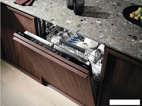 Встраиваемая посудомоечная машина Electrolux GlassCare 700 EEG47300L