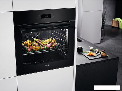 Электрический духовой шкаф AEG 8000 Assisted Cooking BPE748380B