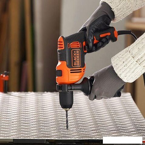 Ударная дрель Black & Decker BEH710