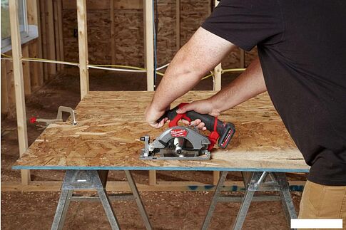 Дисковая (циркулярная) пила Milwaukee M12 FCS442-502X 4933493489 (с 2-мя АКБ, кейс)