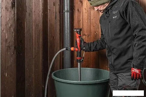 Садовый насос Milwaukee M12 BSWP-0 (без АКБ)