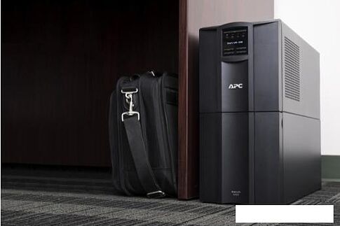 Источник бесперебойного питания APC Smart-UPS 2200VA SMT2200IC