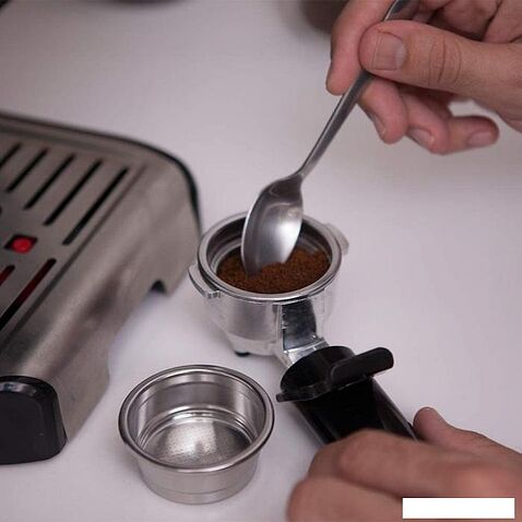 Рожковая помповая кофеварка Black & Decker BXCO1200E