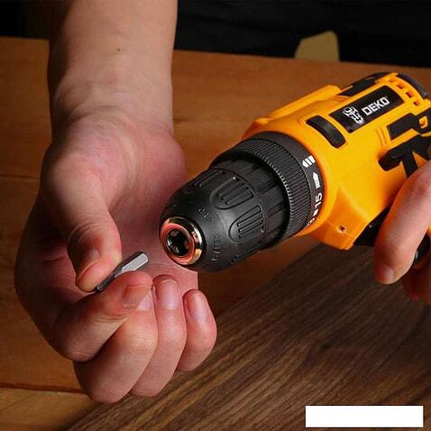 Дрель-шуруповерт Deko Banger SET 93 063-4168 (с 2-мя АКБ, кейс, набор оснастки)