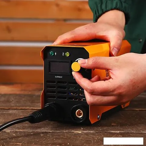 Сварочный инвертор Deko DKWM250A Mini 080-3000