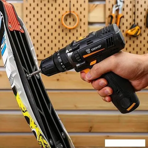 Ударная дрель-шуруповерт Deko GCD12DU3 SET4 063-4038 (с 2-мя АКБ, кейс, набор оснастки)