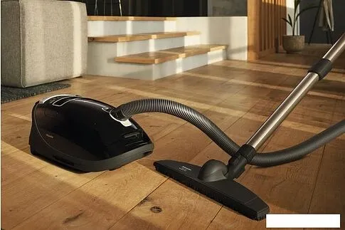 Пылесос Miele Complete C3 Parquet XL SGSF5 (черный)