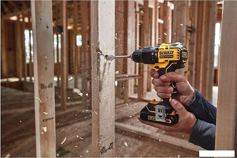 DeWalt DCK2062D2T (шуруповерт, винтоверт, 2 АКБ, кейс)