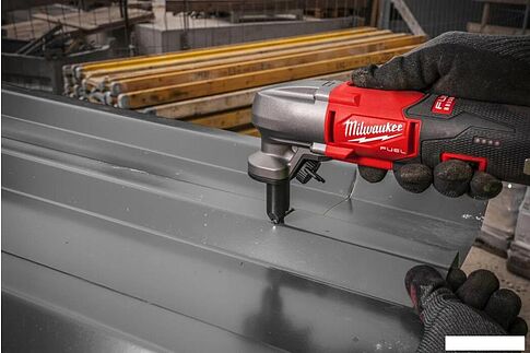 Высечные электрические ножницы Milwaukee M12 FNB16-402X 4933479619 (с 2-мя АКБ, кейс)
