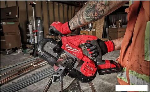 Ленточная пила Milwaukee Fuel M18 FBS85-202C 4933471497 (с 2-мя АКБ, кейс)