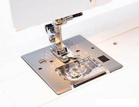 Электромеханическая швейная машина Janome Sewist 725 S