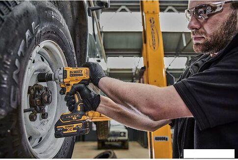 Гайковерт DeWalt DCF891NT-XJ (без АКБ, кейс)