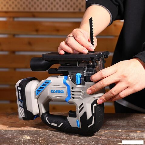 Электролобзик Deko DKJS20 PRO 083-1125 (с 2-мя АКБ, кейс)