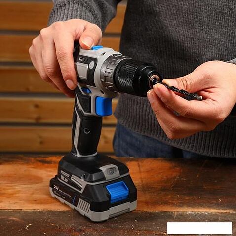 Дрель-шуруповерт Deko DKCD20V PRO 080-1001 (с 2-мя АКБ, кейс, оснастка)