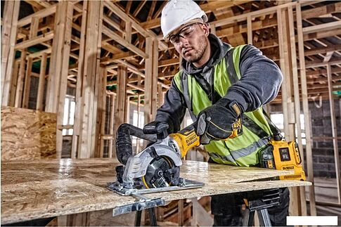 Дисковая (циркулярная) пила DeWalt DCS571NT (без АКБ, кейс)