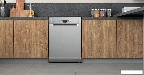 Отдельностоящая посудомоечная машина Hotpoint HFC3C26FX