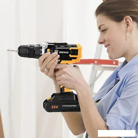 Дрель-шуруповерт Deko DKCD20FU-Li SET 63 063-4175 (с 2-мя АКБ, кейс)