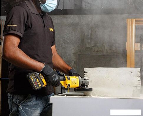 Угловая шлифмашина DeWalt DCG414NT (без АКБ, кейс)