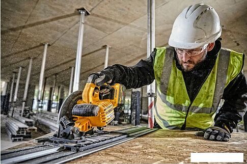 Дисковая (циркулярная) пила DeWalt DCS579NT-XJ (без АКБ, кейс)