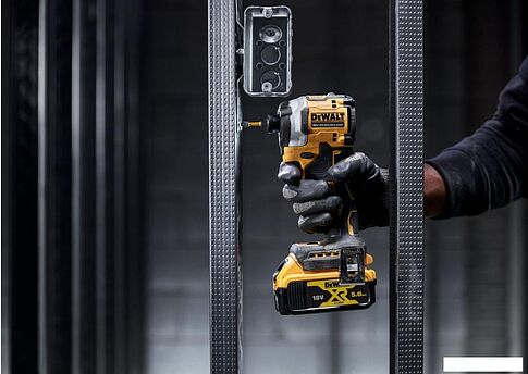 Винтоверт DeWalt DCF850NT (без АКБ, кейс)