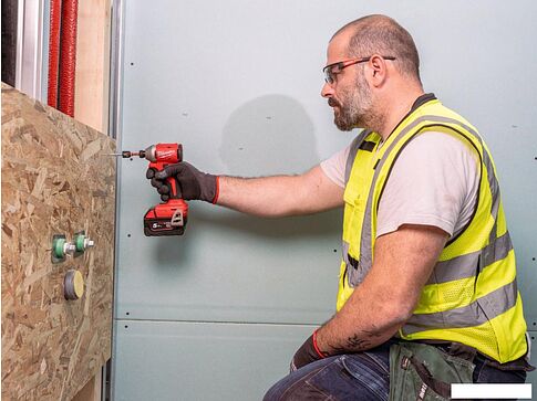 Винтоверт Milwaukee M18 BLIDRCMC-402C 4933499457 (с 2-мя АКБ, кейс)