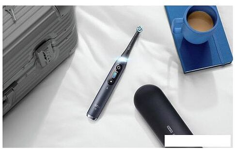 Электрическая зубная щетка Oral-B iO 8n (черный, 1 насадка)