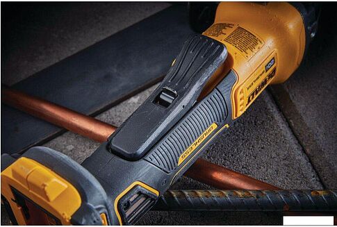 Угловая шлифмашина DeWalt DCG416B (без АКБ)