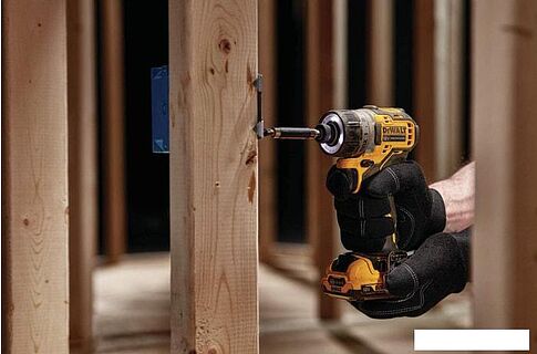 Винтоверт DeWalt DCF601D2-QW (с 2-мя АКБ, кейс)
