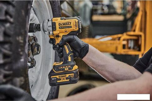 Гайковерт DeWalt DCF891NT-XJ (без АКБ, кейс)
